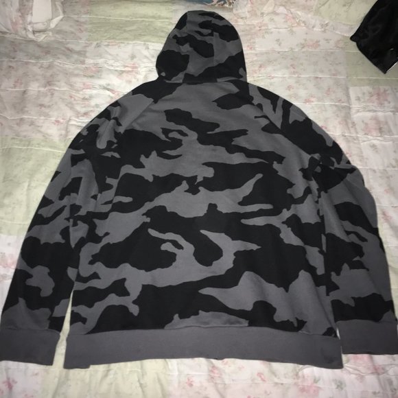 Under Armour sweater - Picture 2 of 4